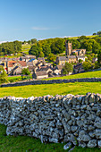 Ansicht der Dorfkirche, der Hütten und der Trockenmauern, Hartington, Peak District National Park, Derbyshire, England, Vereinigtes Königreich, Europa
