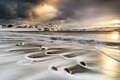 Gewitterwolken im Morgengrauen über Wellen des arktischen eisigen Meeres, Adern, Kongsfjord, Varanger-Halbinsel, Troms og Finnmark, Norwegen, Skandinavien, Europa
