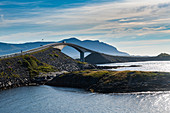 Brücke auf der Atlantikstraße, More og Romsdal Provinz, Norwegen, Skandinavien, Europa