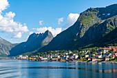 Das Dorf Gryllefjord, Gryllefjord, Senja, Senja-Landschaftsstraße, Norwegen, Skandinavien, Europa