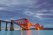 Forth Eisenbahnbrücke in der Abenddämmerung, UNESCO-Weltkulturerbe, Fluss Forth, Firth of Forth, Edinburgh, Schottland, Vereinigtes Königreich, Europa