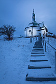 Treppe zur Kapelle auf dem Kapellenberg in Bad Bayersoien, Oberbayern, Bayern, Deutschland