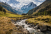 Der Bach Melach im Lüsenstal mit Lüsener Fernerkogel (3.299 m), St. Sigmund im Sellrain, Stubaier Alpen , Tirol, Österreich