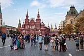 Menschen auf dem Roten Platz mit dem Staatlichen Historischen Museum dahinter, Moskau, Russland, Europa