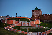 Chkalov-Treppe, die vom Fluss Wolga zum Minin und Pozharsky-Platz führt in der Dämmerung, Nischni Nowgorod, Bezirk Nischni Nowgorod, Russland, Europa