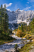 Auf dem Weg zum Kleinen Ahornboden mit Blick auf die Birkkarspitze, Hinterriß, Karwendel, Tirol, Österreich