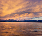 Dramatische Wolkenstimmung über dem Starnberger See, Bayern, Deutschland