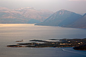Blick über die zerklüftete Nordküste der Insel Meganisi auf das griechische Festland, Ionische Inseln, Griechenland