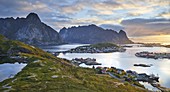 Sonnenaufgang über Reine, Moskenesoya, Lofoten, Nordland, Norwegen