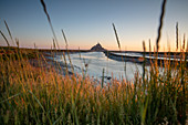 Blick am Morgen auf die felsige Insel Mont Saint Michel mit dem gleichnamigen Kloster, Normandie, Frankreich