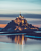 Blick am Abend auf die felsige Insel Mont Saint Michel mit dem gleichnamigen Kloster, Normandie, Frankreich