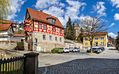 Stadtgraben mit Sicht auf Hexenturm in Kronach, Bayern, Deutschland