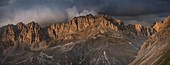 Frankreich, Savoie, Valloire, Massif des Cerces, Aufstieg auf den Col du Galibier, eine der Routen des größten Radweges der Welt, vom Sonnenuntergang über den Felsen des großen Pare (2720 m) aus gesehen