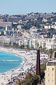 Frankreich, Alpes Maritimes, Nizza, die Baie des Anges und die Promenade des Anglais, Nine Oblique Lines, Bernar Venets Stahlskulptur repräsentieren die 9 Hügel der Grafschaft Nizza auf der Esplanade Georges Pompidou