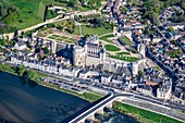 Frankreich, Indre et Loire, Loiretal, von der UNESCO zum Weltkulturerbe erklärt, Blick auf die Stadt und die Burg von Amboise (Luftaufnahme)