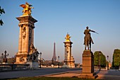 Frankreich, Paris, Weltkulturerbe der UNESCO, die Brücke Alexandre III und der Eiffelturm