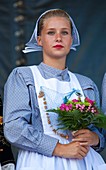 Frankreich, Finistere, Festival der Ginster Blumen 2015 in Pont Aven, Brautjungfer der Königin der blauen Netze