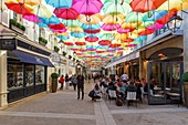 Frankreich, Paris, das Village Royal Cite Berryer rue Royale befindet sich in der Nähe von Place de la Concorde und Place de la Madeleine, Sonnenschirme, The Umbrella Sky Project