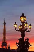 Frankreich, Paris, Weltkulturerbe der UNESCO, die Putten, die eine Straßenlaterne von Henri Gauquie auf der Pont Alexandre III (Alexandre der Dritte Brücke) und den Eiffelturm im Hintergrund unterstützen supporting
