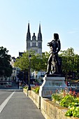 Frankreich, Maine-et-Loire, Angers, Beaurepaire-Statue auf Verdun-Brücke über den Fluss Maine und die Kathedrale Saint-Maurice