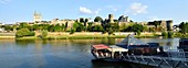 Frankreich, Maine et Loire, Angers, Binnenhafen, Restaurant Pizzeria L'eau à la Bouche mit Kathedrale Saint-Maurice und das Schloss der Herzöge von Anjou