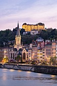 Frankreich, Rhone, Lyon, Altstadt, die zum UNESCO-Weltkulturerbe gehört, Altstadt von Lyon, Quai Fulchiron am Ufer des Flusses Saone, Kirche Saint Georges und Saint-Just College auf dem Hügel Fourviere