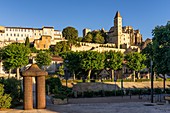 Frankreich, Gers, Auch, Halt auf El Camino de Santiago, Blick vom Barbes Square, zeitgenössische Skulptur L'Abri Impossible des Künstlers Jaume Plensa