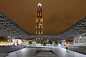 Frankreich, Somme, Amiens, Alphonse Fiquet Square, Perret Tower aus Stahlbeton, entworfen vom Architekten Auguste Perret, eingeweiht 1952 und das Glasdach des Bahnhofs vom Architekten Claude Vasconi