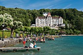 Frankreich, Haute Savoie, Annecy, die Pontons am See bei Menthon Saint Bernard und das 5-Sterne-Hotel Palace