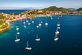 Guadeloupe, Les Saintes, Terre de Haut, die Bucht der Stadt Terre de Haut, die von der UNESCO zu den 10 schönsten Buchten der Welt zählt, Insel Dominica im Hintergrund (Luftbild)