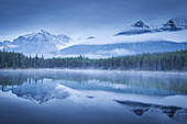 Stimmungsvoller nebliger Morgen am Herbert See in den kanadischen Rocky Mountains, Banff-Nationalpark, UNESCO-Weltkulturerbe, Alberta, Kanada, Nordamerika