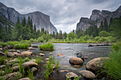 Der Merced River bei Valley View im Frühjahr, Yosemite-Nationalpark, UNESCO-Weltkulturerbe, Kalifornien, Vereinigte Staaten von Amerika, Nordamerika