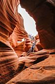 Touristen erkunden eine Slot-Schlucht im Upper Antelope Canyon, Navajo Land, Arizona, Vereinigte Staaten von Amerika, Nordamerika
