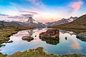 Rosa Himmel im Morgengrauen über Matterhorn spiegelte sich im Stellisee-See, Zermatt, Walliser Kanton, Schweiz, Europa wider