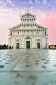 Romanische Fassade der Kathedrale von Pisa (Dom) unter romantischem Himmel bei Sonnenaufgang, Piazza dei Miracoli, UNESCO-Weltkulturerbe, Pisa, Toskana, Italien, Europa