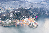 Romantische Stadt Varenna bedeckt mit Schnee, Luftbild, Comer See, Provinz Lecco, Lombardei, Italienische Seen, Italien, Europa