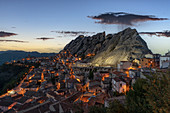 Altstadt von Pietrapertosa in der Abenddämmerung, Dolomiti Lucane, Provinz Potenza, Basilikata, Italien, Europa