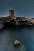 Sternenhimmel über Torre Miggiano Turm auf Klippen über dem Meer, Santa Cesarea Terme, Porto Miggiano, Lecce, Salento, Apulien, Italien, Europa