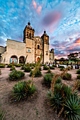 Kirche von Santo Domingo de Guzman bei Sonnenuntergang, Oaxaca, Mexiko, Nordamerika