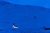 Vik Kirche im Morgengrauen beleuchtet, Vik, Island, Polarregionen