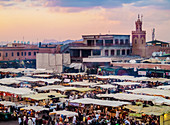 Jemaa el-Fnaa (Jemaa el-Fna) bei Sonnenuntergang, Platz und Markt in der alten Medina, UNESCO-Weltkulturerbe, Marrakesch, Region Marrakesch-Safi, Marokko, Nordafrika, Afrika