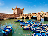 Blaue Boote im Hafen von Scala und in der Zitadelle, Essaouira, Region Marrakesch-Safi, Marokko, Nordafrika, Afrika