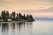 Bainbridge Island bei Sonnenuntergang, mit Seattle Stadtbild im Hintergrund, Seattle, Kitsap County, Bundesstaat Washington, Vereinigte Staaten von Amerika, Nordamerika