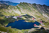 Erhöhte Ansicht über Balea See auf 2034m Höhe in den Fagaras Bergen in Zentralrumänien, Cartisoara, Sibiu County, Rumänien, Europa