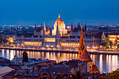Das ungarische Parlamentsgebäude und die Donau bei Nacht, UNESCO-Weltkulturerbe, Budapest, Ungarn, Europa