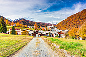 Traditionelles Schweizer Dorf namens Santa Maria im Val Mustair, Kanton Graubunden, Schweiz, Europa
