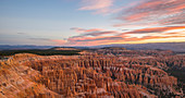 Panoramablick über die stille Stadt vom Randweg am Inspirationspunkt, Morgengrauen, Bryce Canyon Nationalpark, Utah, Vereinigte Staaten von Amerika, Nordamerika