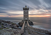 Langzeitbelichtung zur blauen Stunde am Kermorvan Lighthouse, Finistère, Bretagne, Frankreich, Europa