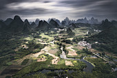 Langzeitbelichtung der Yangshuo-Berge mit dunklen Wolken, Yangshuo, Guangxi, China, Asien
