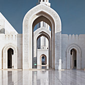 Perspektive auf Bögen und Minarett der Sultan-Qabus-Moschee, Maskat, Oman, Naher Osten